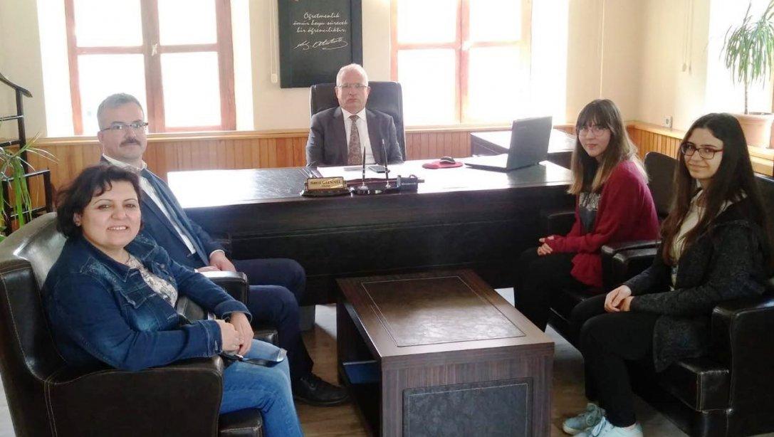 Masal ve Hikaye Yarışmalarında Türkiye derecesi alan İstanbulluoğlu Sosyal Bilimler Lisesi öğrencileri İlçe Milli Eğitim Müdürümüzü ziyaret etti.