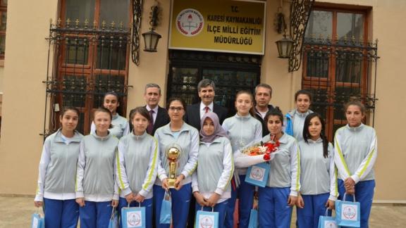 Yıldız Kızlar Futsal Birincisi Mehmet Azman Çavuş Ortaokulu Oldu