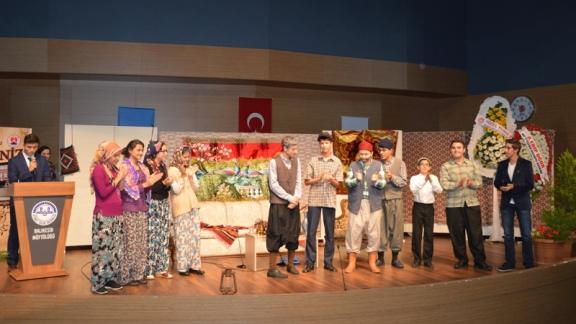 Balıkesir Anadolu İmam Hatip Lisesi Öğrencilerinden "Acılı Toprak" Adlı Tiyatro Gösterisi