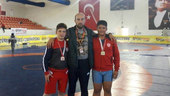  Kayabey Ortaokulu Öğrencileri Serbest Güreş Türkiye Şampiyonasında Dereceye Girdi