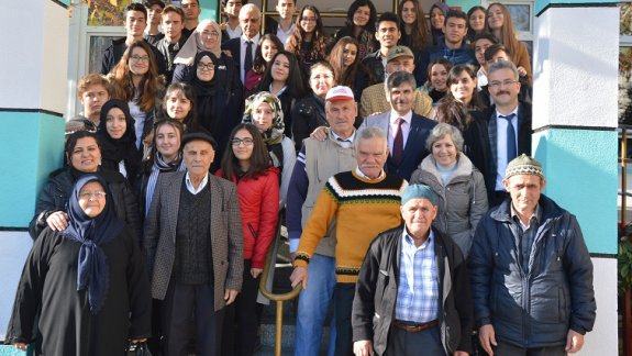 İstanbulluoğlu Sosyal Bilimler Lisesi Öğrencileri Huzur Evinde Kalan Yaşlıları Ziyaret Etti.
