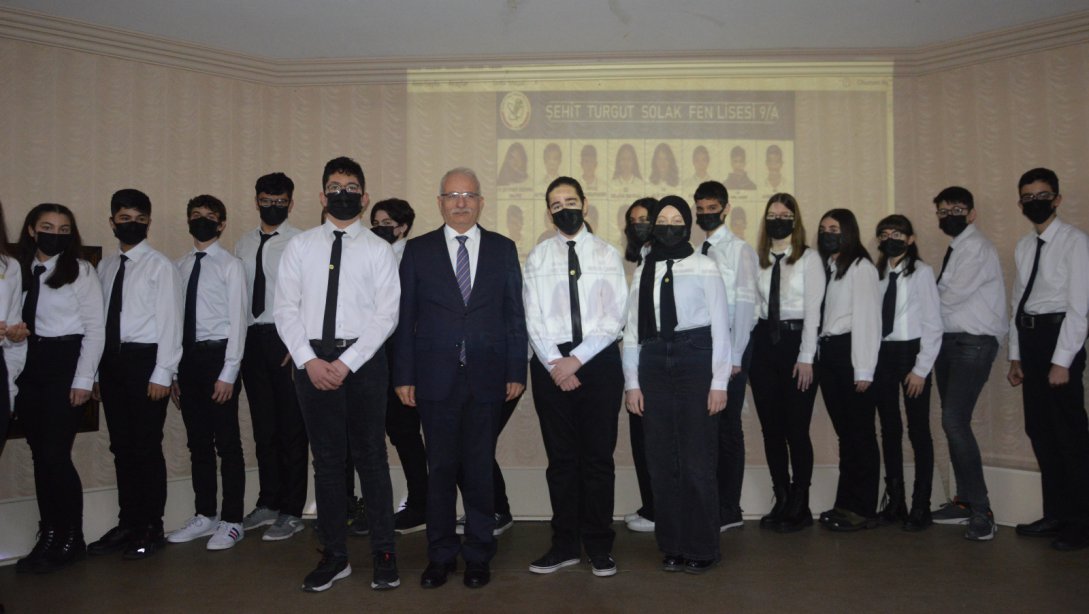 Şehit Turgut Solak Fen Lisesi 9.Sınıf Öğrencilerine Rozet Takma Töreni Gerçekleştirildi.