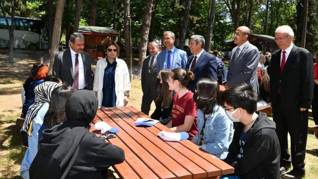 Sayın Valimiz, Balıkesir Lisesi ve Sırrı Yırcalı Anadolu Lisesi Öğrencileriyle Piknik Etkinliğinde Buluştu.
