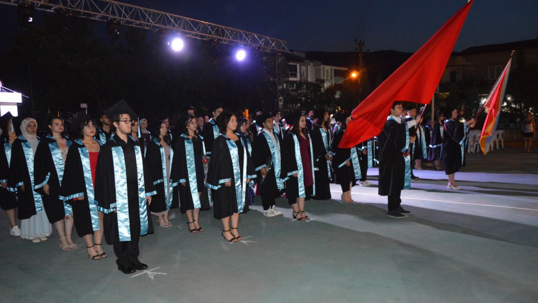 İstanbulluoğlu Sosyal Bilimler Lisesi Öğrencilerinin Mezuniyet Coşkusu;