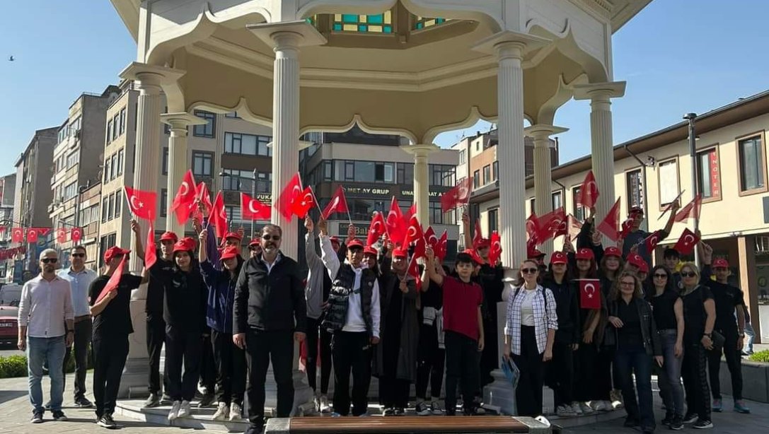 İlçemiz Hacıilbey Anadolu Lisesi, Cumhuriyetimizin 100. Yaşında Türk Bayraklarıyla Caddelerde! 