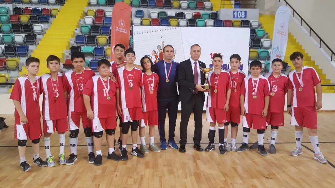 Okullar Arası Voleybol Yıldız Erkekler Şampiyonu: Şamlı Şehit Mustafa Adışen Ortaokulu!