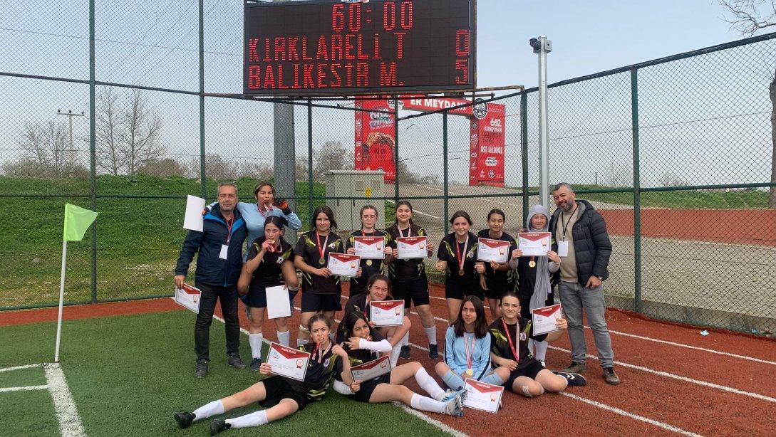 Mehmet Azman Çavuş Ortaokulu Kız Futbol Takımı Bölge BİRİNCİSİ Oldu.