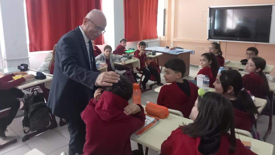 İlçe Milli Eğitim Müdürümüz Mehmet Azman Çavuş Ortaokulu Öğrencilerini Ziyaret Etti.