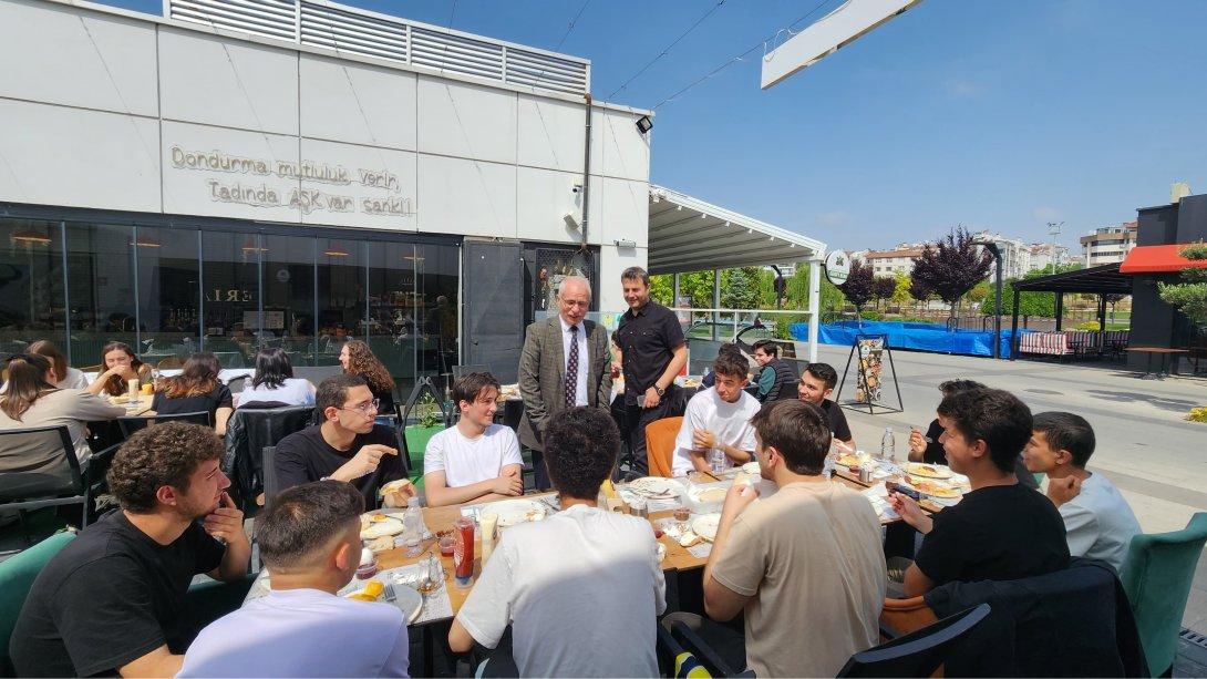 İlçe Milli Eğitim Müdürümüz Rahmi Kula Anadolu Lisesi Son Sınıf Öğrencileri İle Kahvaltıda Buluştu.