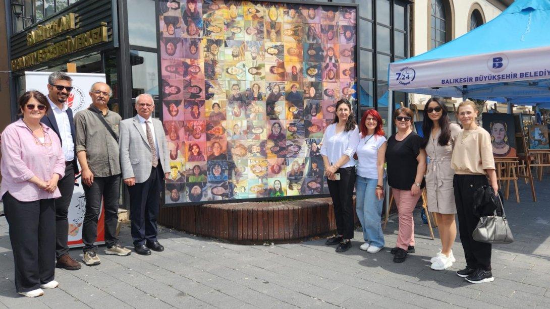''Cumhuriyet Gençleri Resim Sergisi'' Salih Tozan Kültür Merkezi Önünde Ziyaretçilerini Bekliyor.