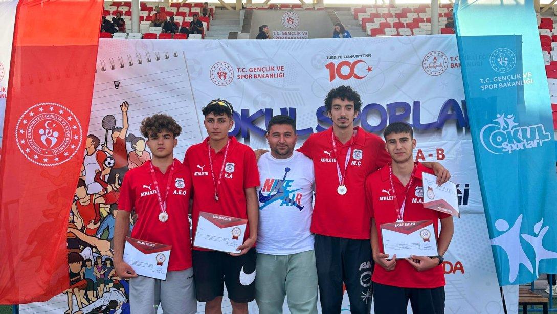 Kurtdereli Mehmet Pehlivan Spor Lisesi Genç Erkekler Takımı Okullar Arası Atletizm Türkiye Şampiyonası'nda 2. Olarak İlçemizi Gururlandırdı.