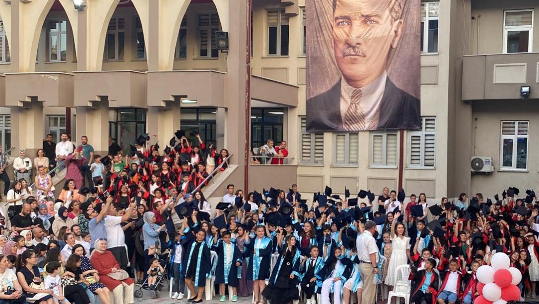 Atatürk İlkokulu  Öğrencilerinin Mezuniyet Heyecanı 