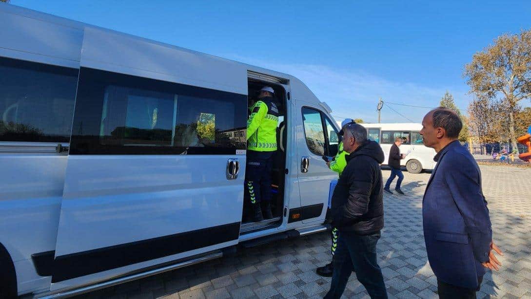 İlçemizde Taşımalı Okul Servislerinin Denetimi Yapıldı. 